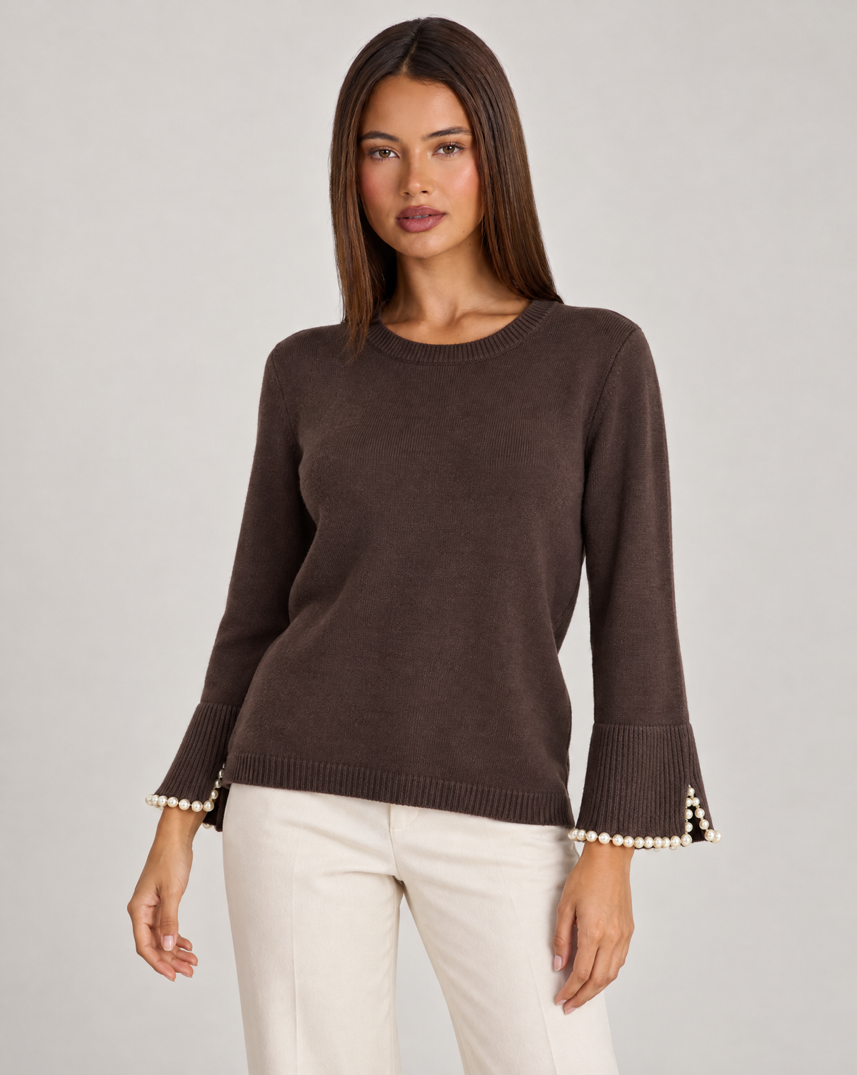 Maglia donna marrone con maniche a campana e perle, indossata da Polly 4, vista frontale