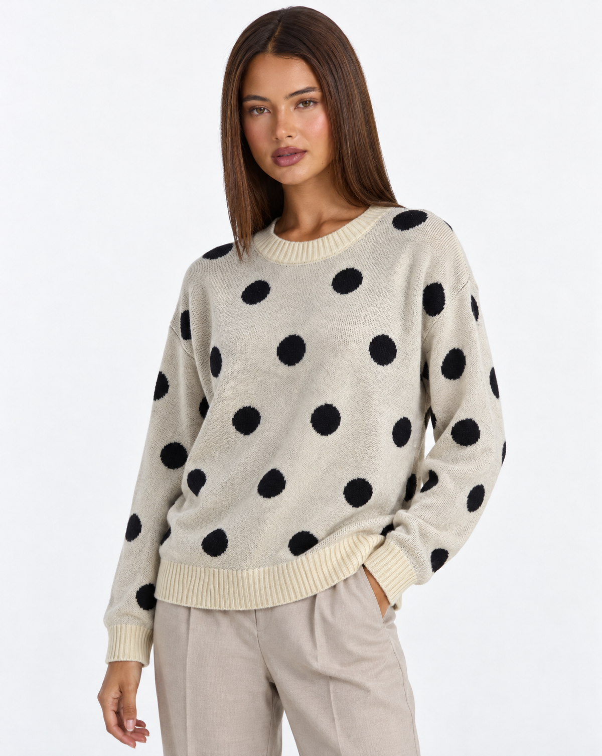 Maglia a pois con girocollo Bianco con Polly 4 – primo piano parte superiore, vista tre quarti