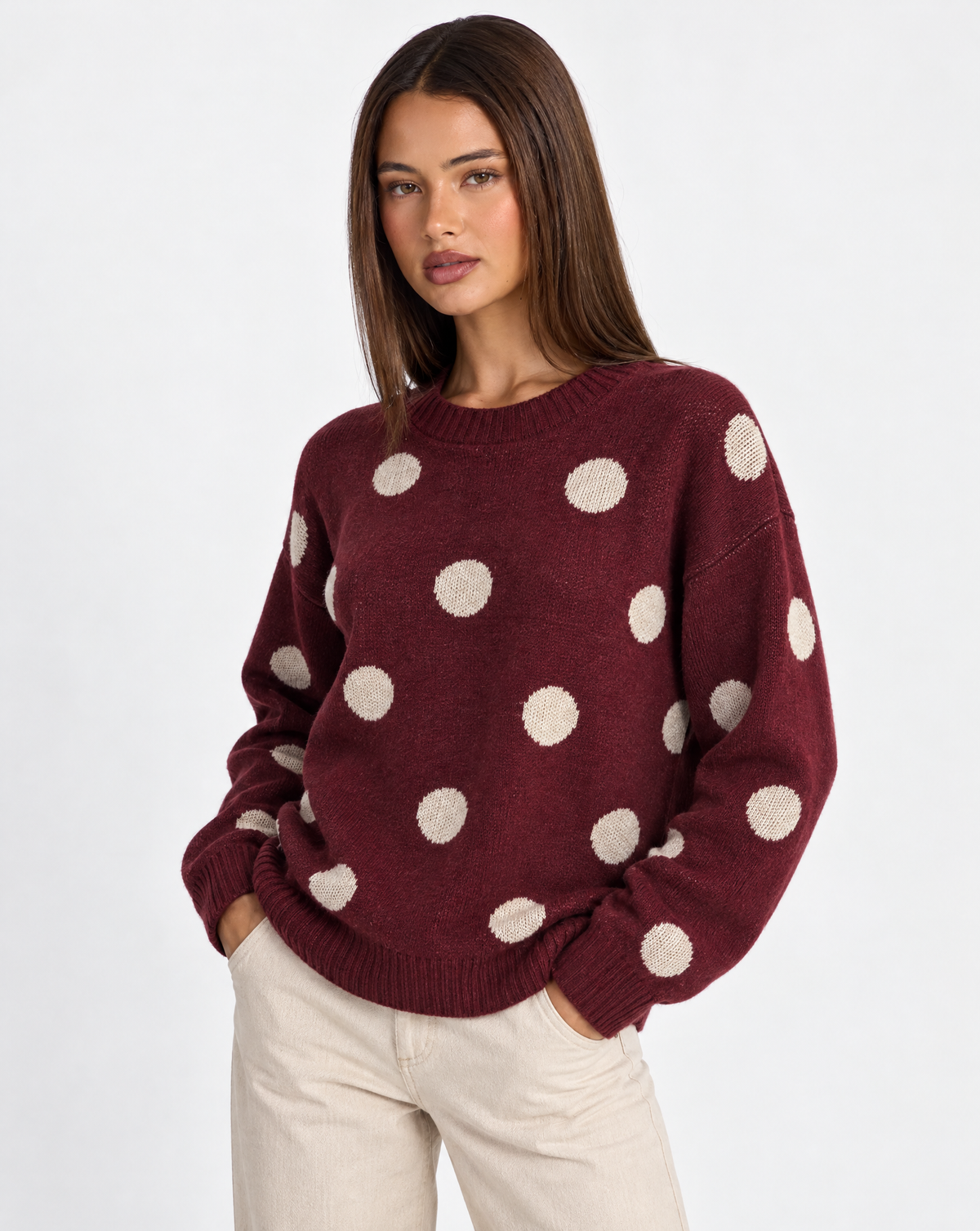 Maglia a pois con girocollo Bordeaux con Polly 4 – primo piano parte superiore, vista tre quarti
