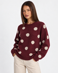 Maglia a pois con girocollo Bordeaux con Polly 4 – primo piano parte superiore, vista tre quarti