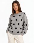 Maglia a pois con girocollo Grigio con Polly 4 – primo piano parte superiore, vista tre quarti