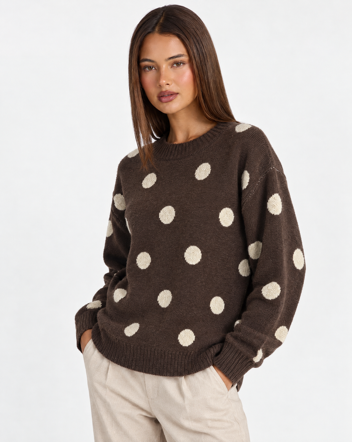 Maglia a pois con girocollo Marrone con Polly 4 – primo piano parte superiore, vista tre quarti