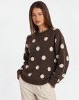 Maglia a pois con girocollo Marrone con Polly 4 – primo piano parte superiore, vista tre quarti
