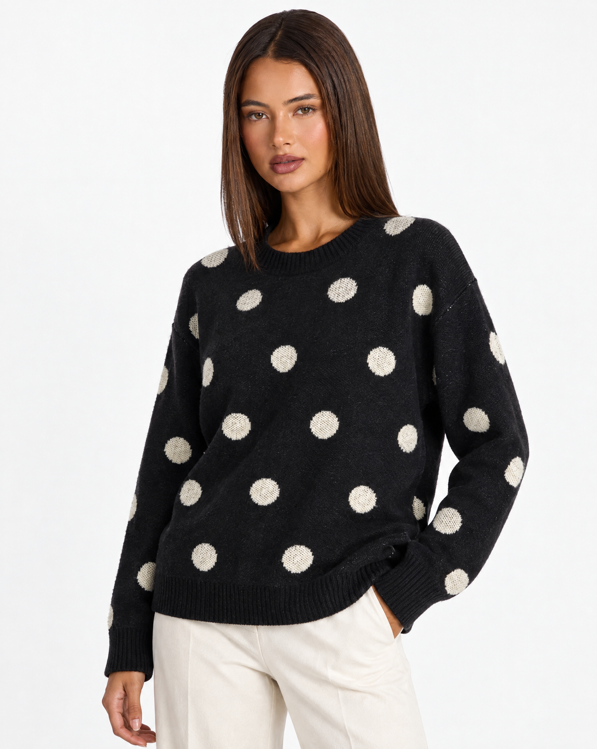 Maglia a pois con girocollo Nero con Polly 4 – primo piano parte superiore, vista tre quarti