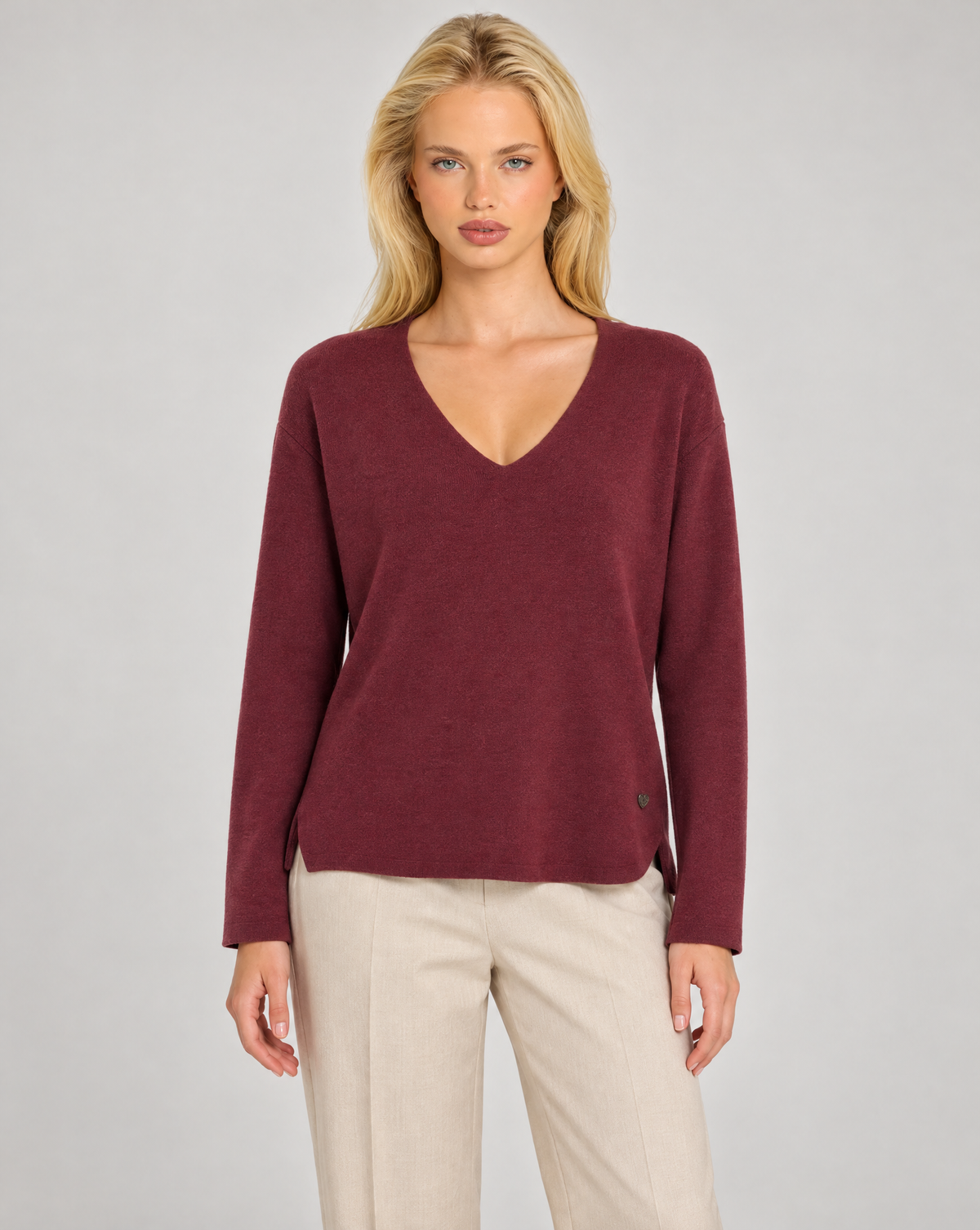 Maglia donna scollo a V bordeaux indossata da Polly 7 — vista frontale