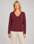 Maglia donna scollo a V bordeaux indossata da Polly 7 — vista frontale