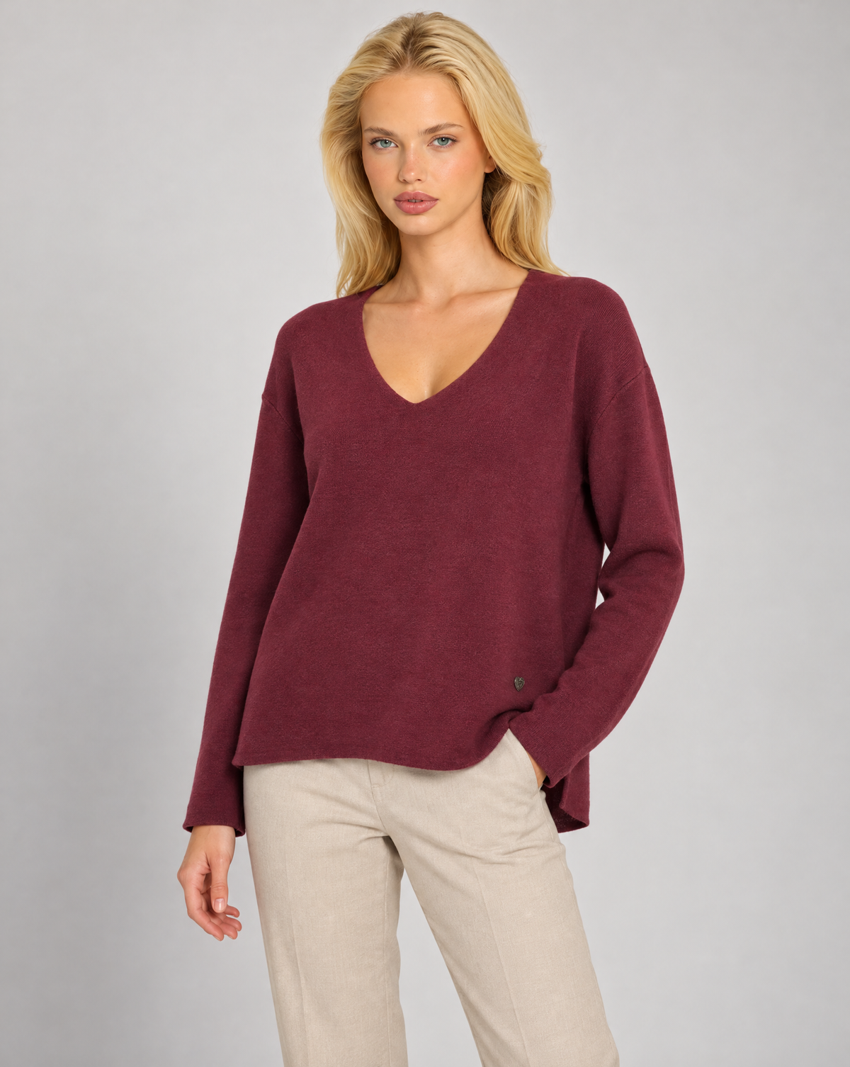 Maglia donna scollo a V bordeaux indossata da Polly 7 — vista di tre quarti