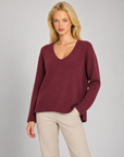 Maglia donna scollo a V bordeaux indossata da Polly 7 — vista di tre quarti