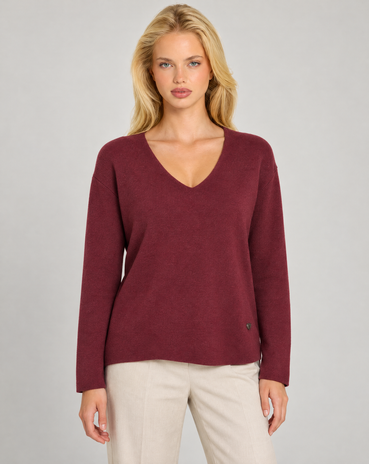 Maglia donna scollo a V bordeaux indossata da Polly 7 — dettaglio scollo e trama