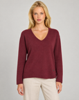 Maglia donna scollo a V bordeaux indossata da Polly 7 — dettaglio scollo e trama