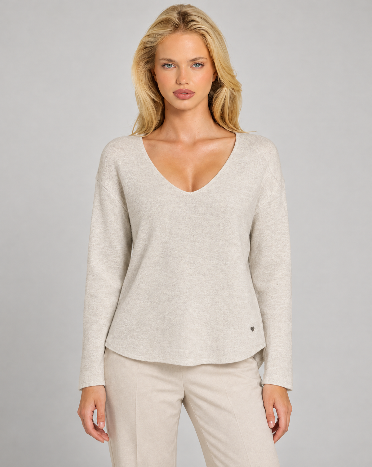 Maglia donna scollo a V burro indossata da Polly 7 — dettaglio scollo e trama