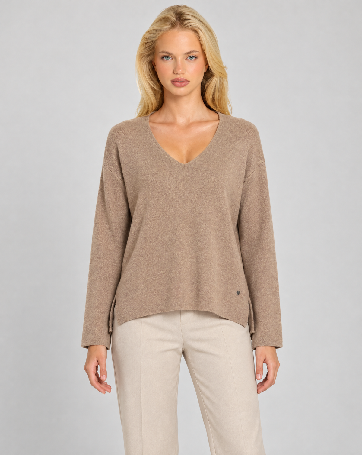 Maglia donna scollo a V camel indossata da Polly 7 — vista frontale