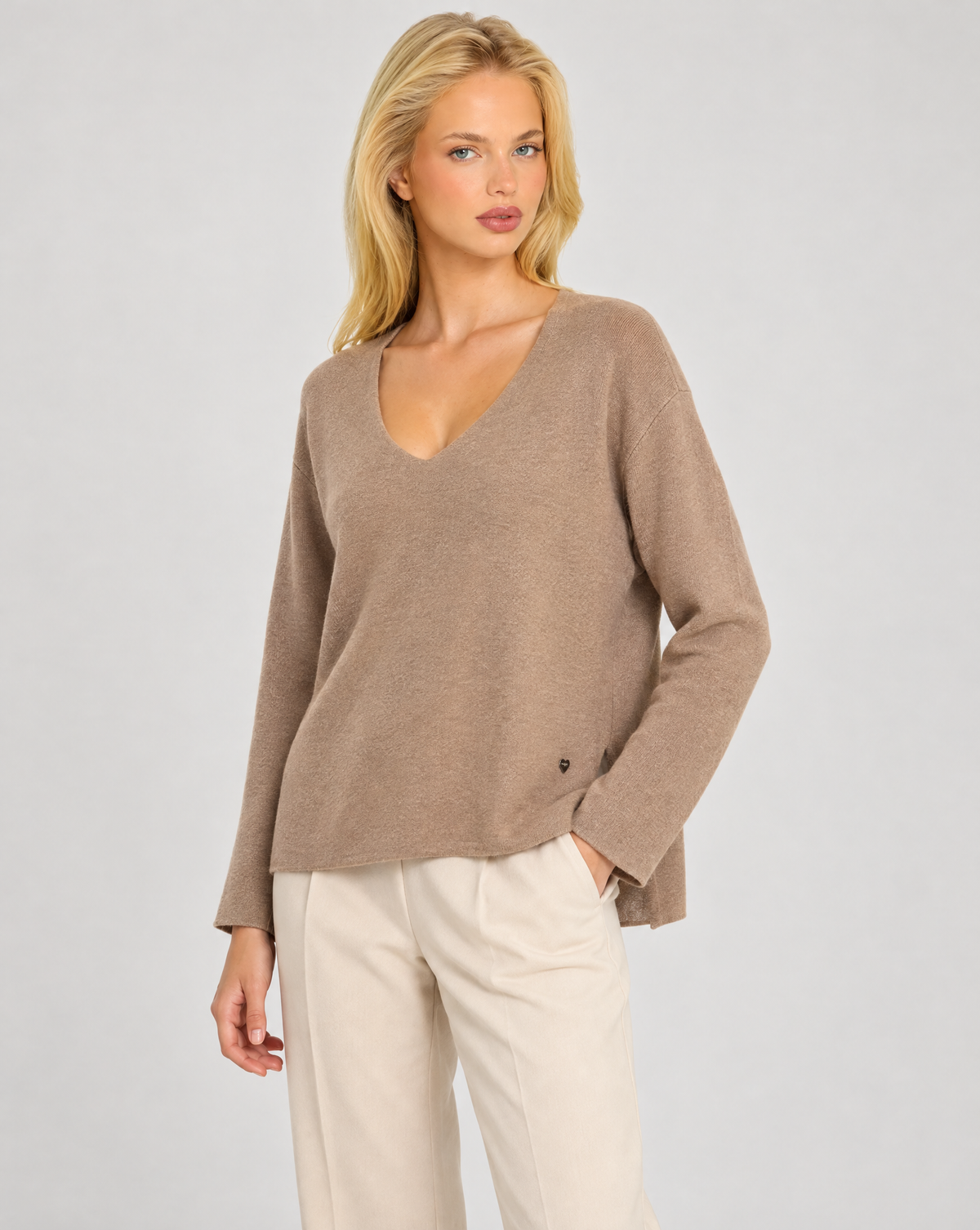 Maglia donna scollo a V camel indossata da Polly 7 — vista di tre quarti