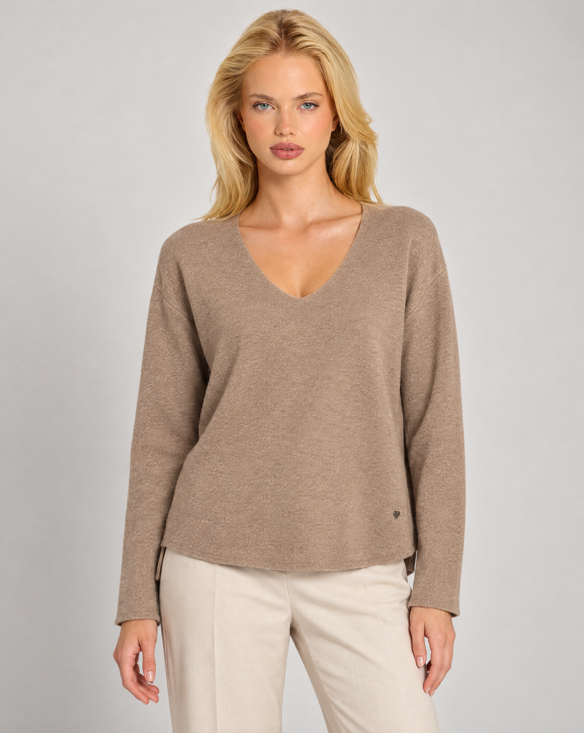 Maglia donna scollo a V camel indossata da Polly 7 — dettaglio scollo e trama