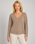 Maglia donna scollo a V camel indossata da Polly 7 — dettaglio scollo e trama