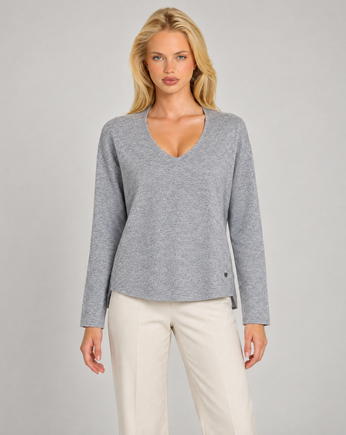 Maglia donna scollo a V grigio indossata da Polly 7 — vista frontale