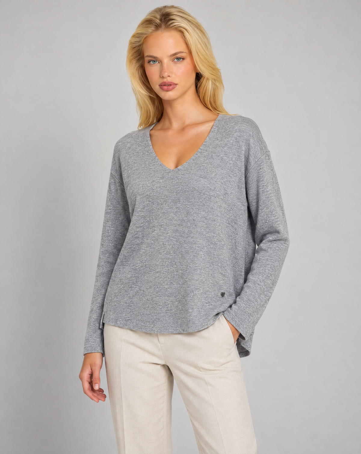 Maglia donna scollo a V grigio indossata da Polly 7 — vista di tre quarti