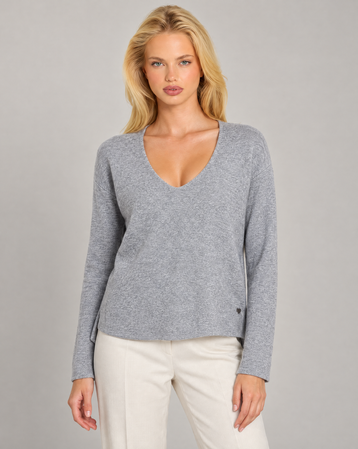Maglia donna scollo a V grigio indossata da Polly 7 — dettaglio scollo e trama