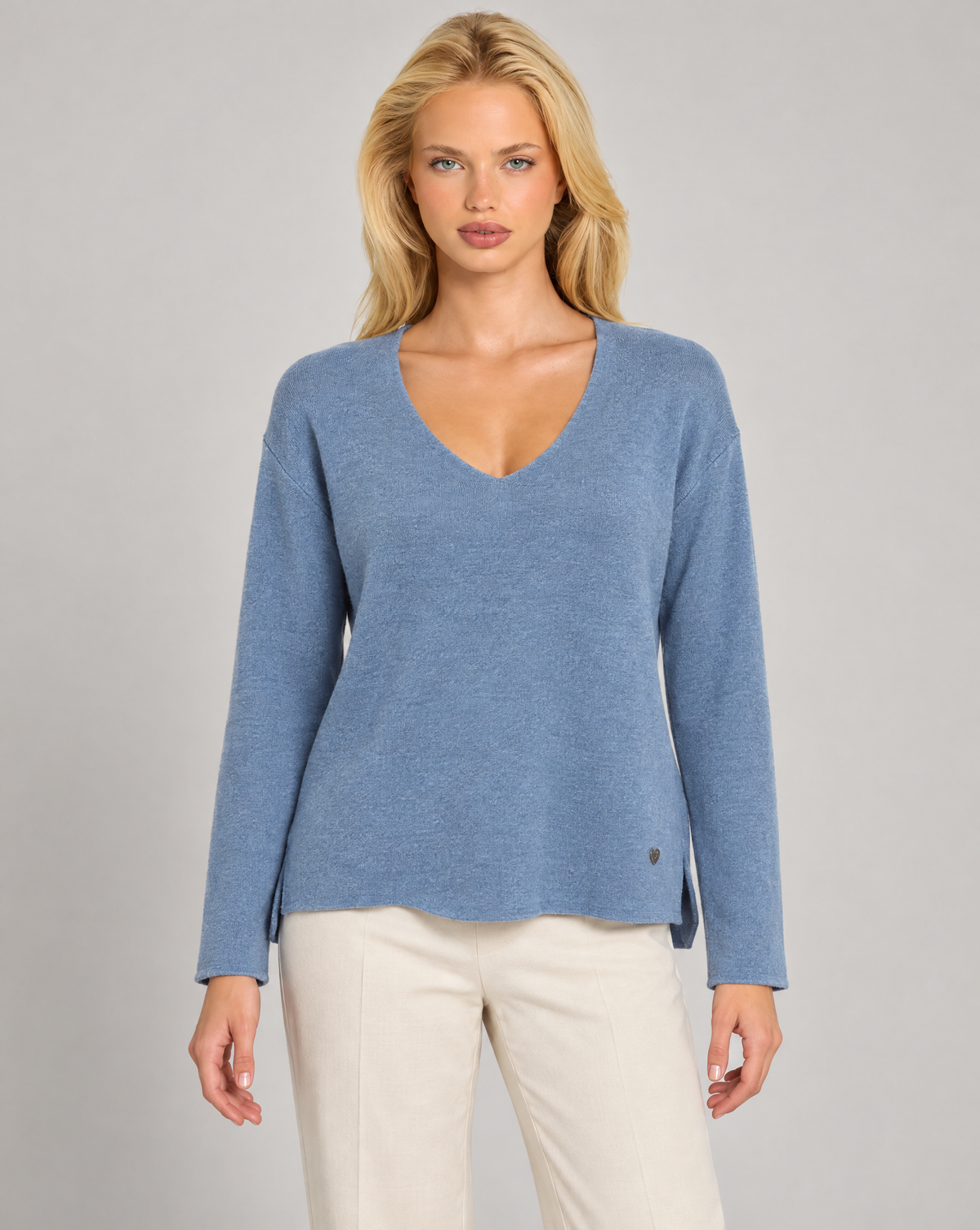 Maglia donna scollo a V jeans indossata da Polly 7 — vista frontale