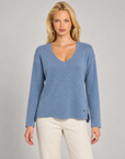 Maglia donna scollo a V jeans indossata da Polly 7 — vista frontale