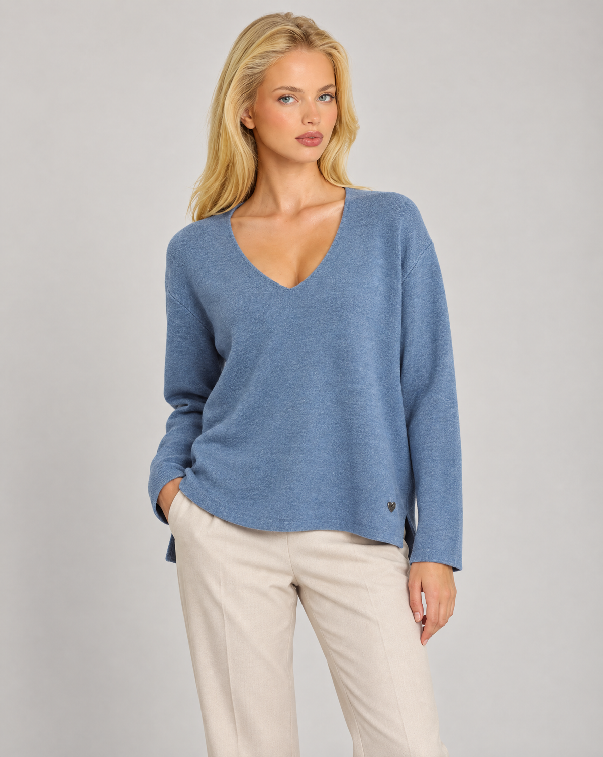 Maglia donna scollo a V jeans indossata da Polly 7 — vista di tre quarti