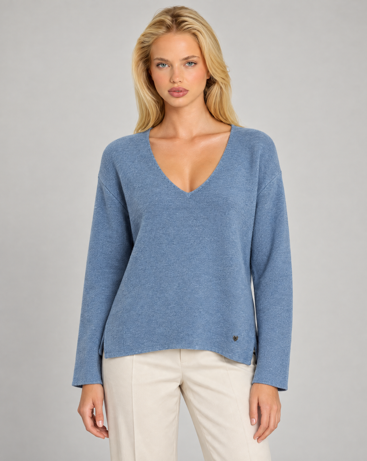 Maglia donna scollo a V jeans indossata da Polly 7 — dettaglio scollo e trama