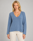 Maglia donna scollo a V jeans indossata da Polly 7 — dettaglio scollo e trama