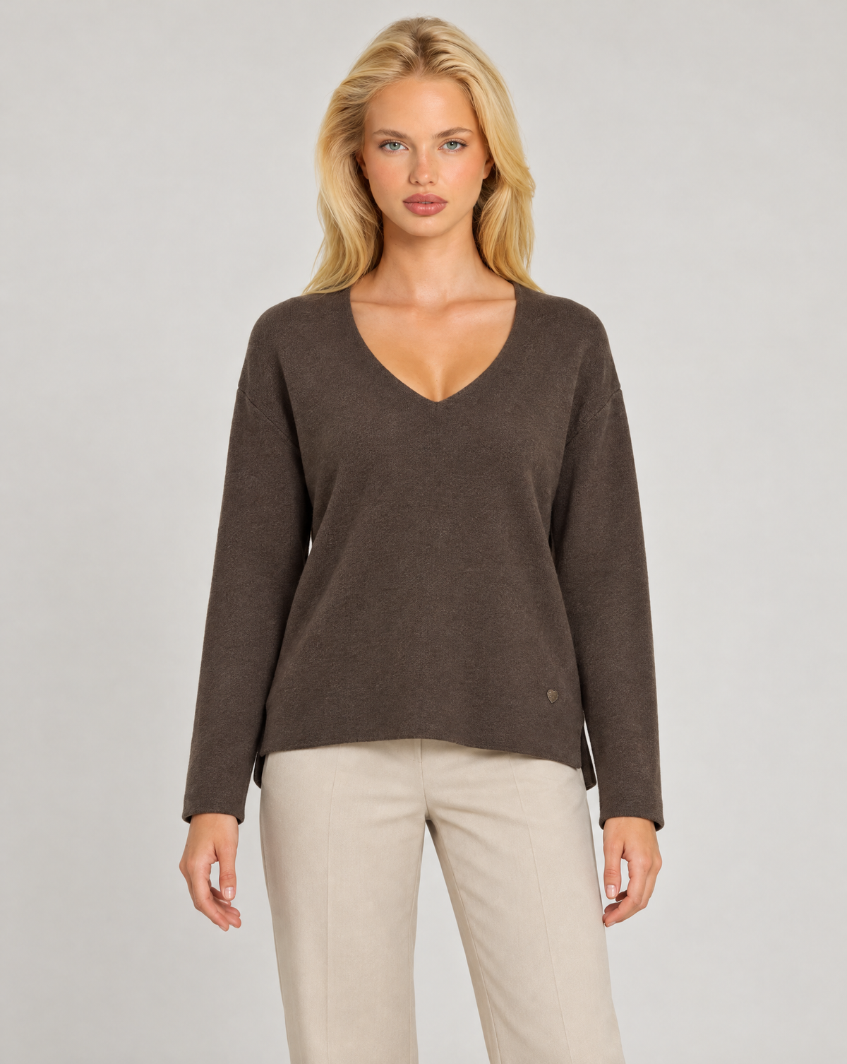 Maglia donna scollo a V marrone indossata da Polly 7 — vista frontale
