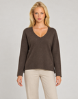 Maglia donna scollo a V marrone indossata da Polly 7 — vista frontale