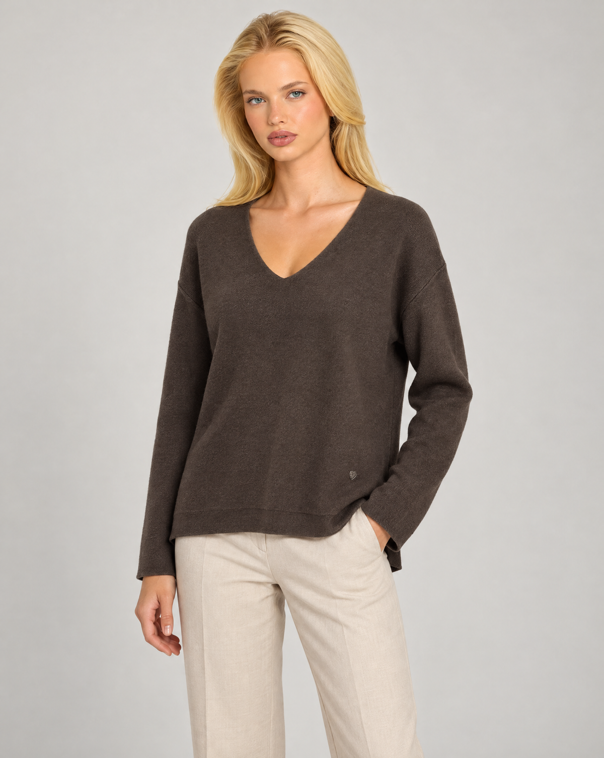 Maglia donna scollo a V marrone indossata da Polly 7 — vista di tre quarti