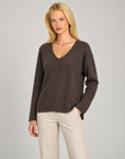 Maglia donna scollo a V marrone indossata da Polly 7 — vista di tre quarti