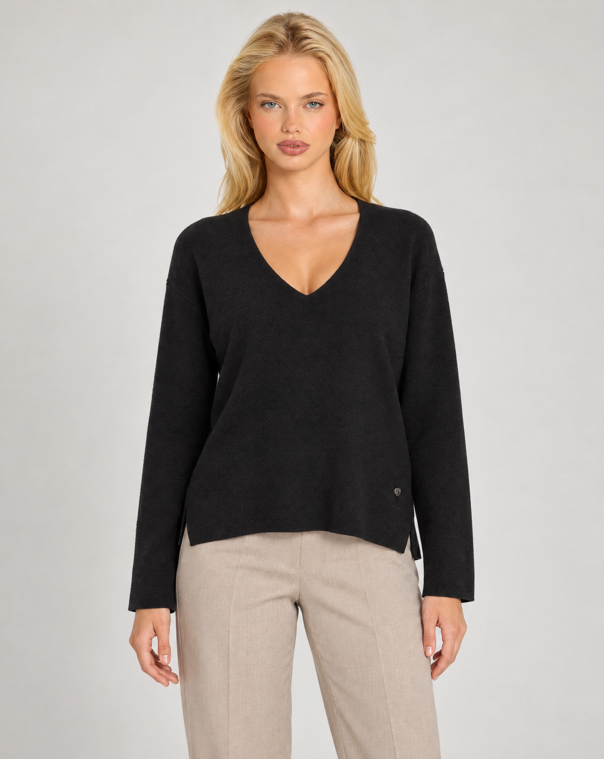 Maglia donna scollo a V nero indossata da Polly 7 — vista frontale