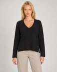 Maglia donna scollo a V nero indossata da Polly 7 — vista frontale