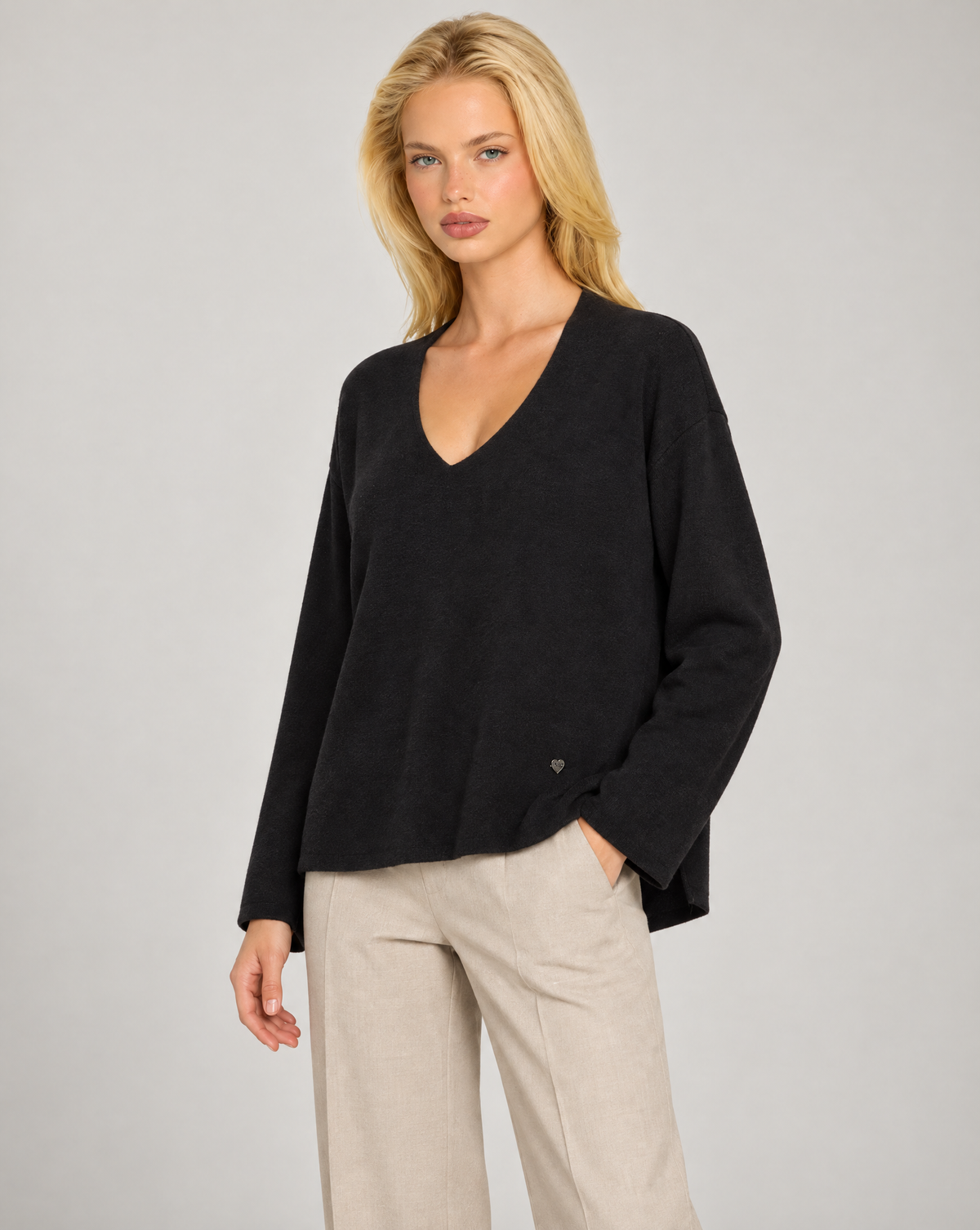 Maglia donna scollo a V nero indossata da Polly 7 — vista di tre quarti