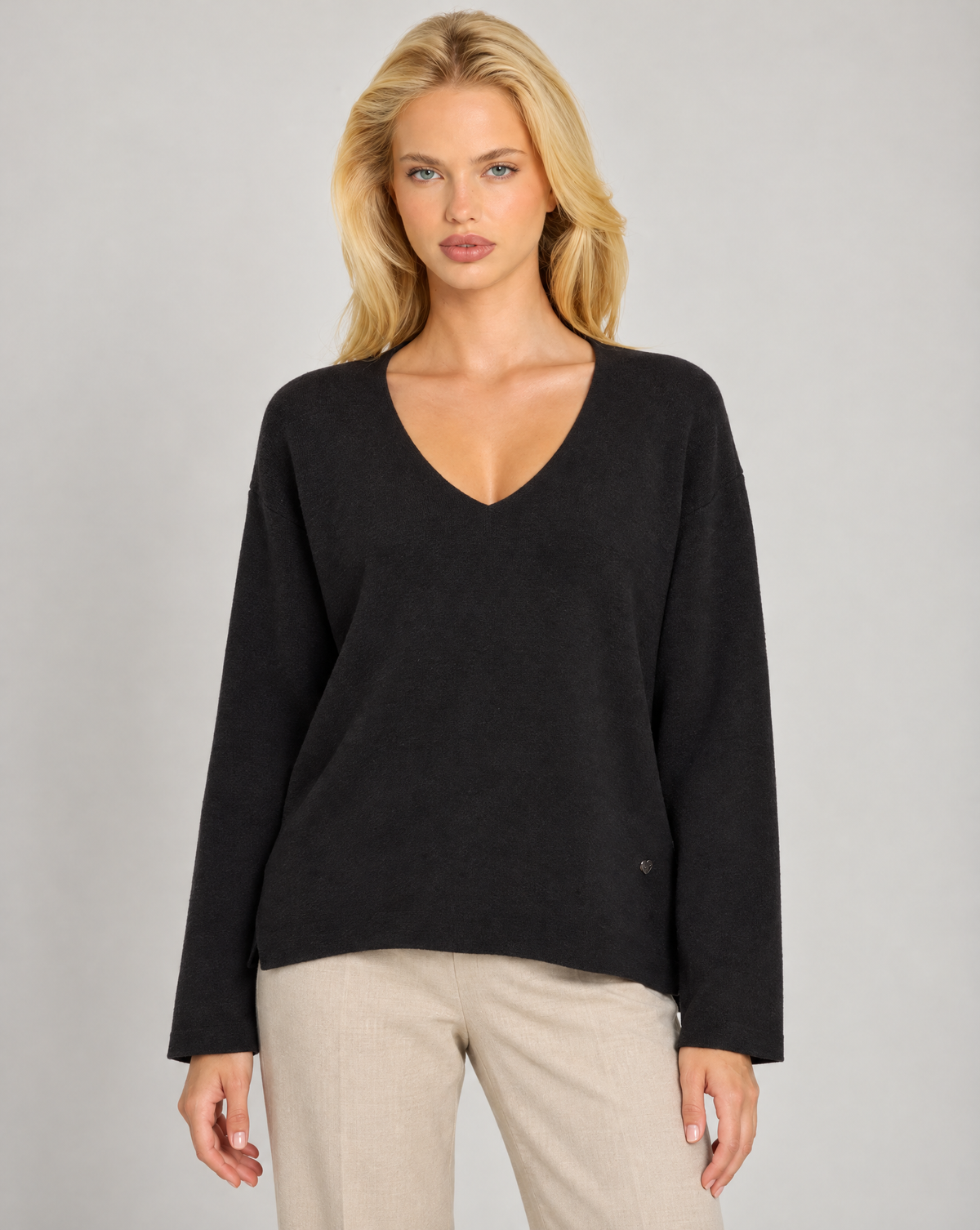 Maglia donna scollo a V nero indossata da Polly 7 — dettaglio scollo e trama