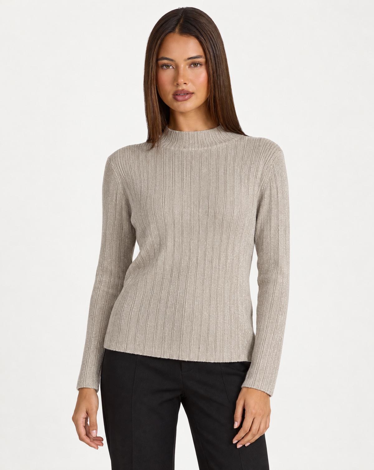Maglia donna luminosa a coste beige con collo a lupetto indossata da Polly 4 - vista frontale