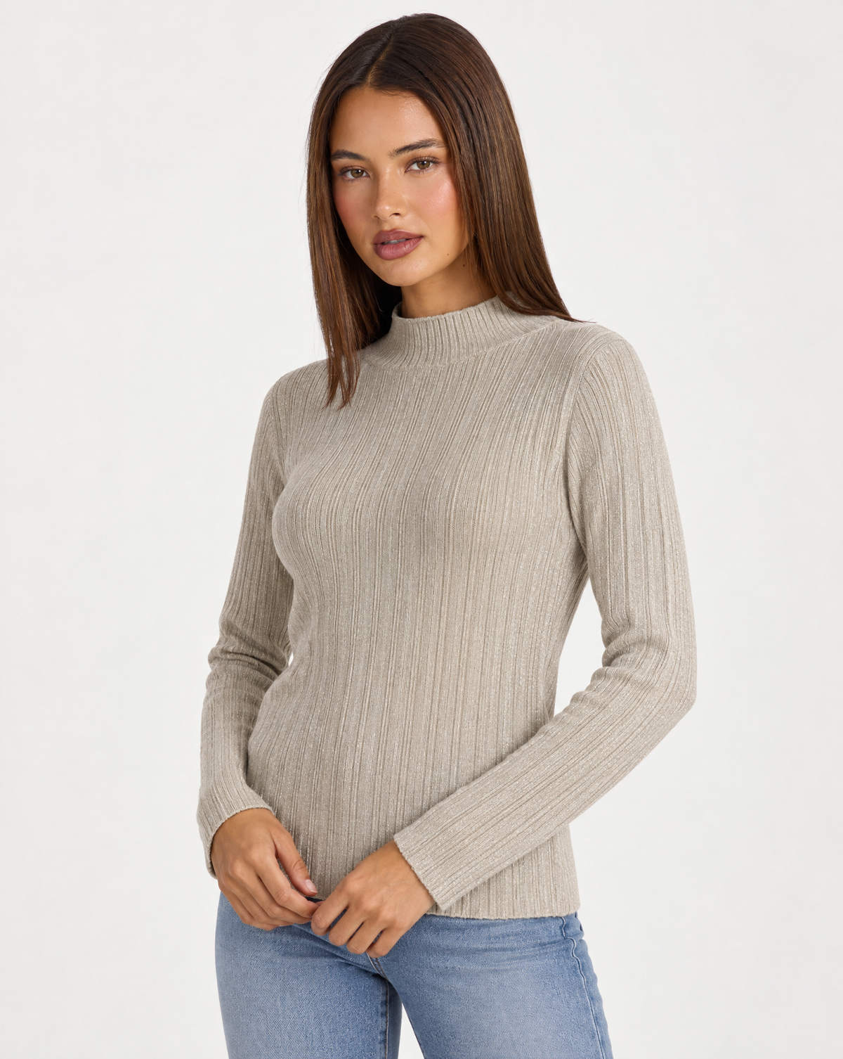 Maglia donna luminosa a coste beige con collo a lupetto indossata da Polly 4 - dettaglio parte superiore