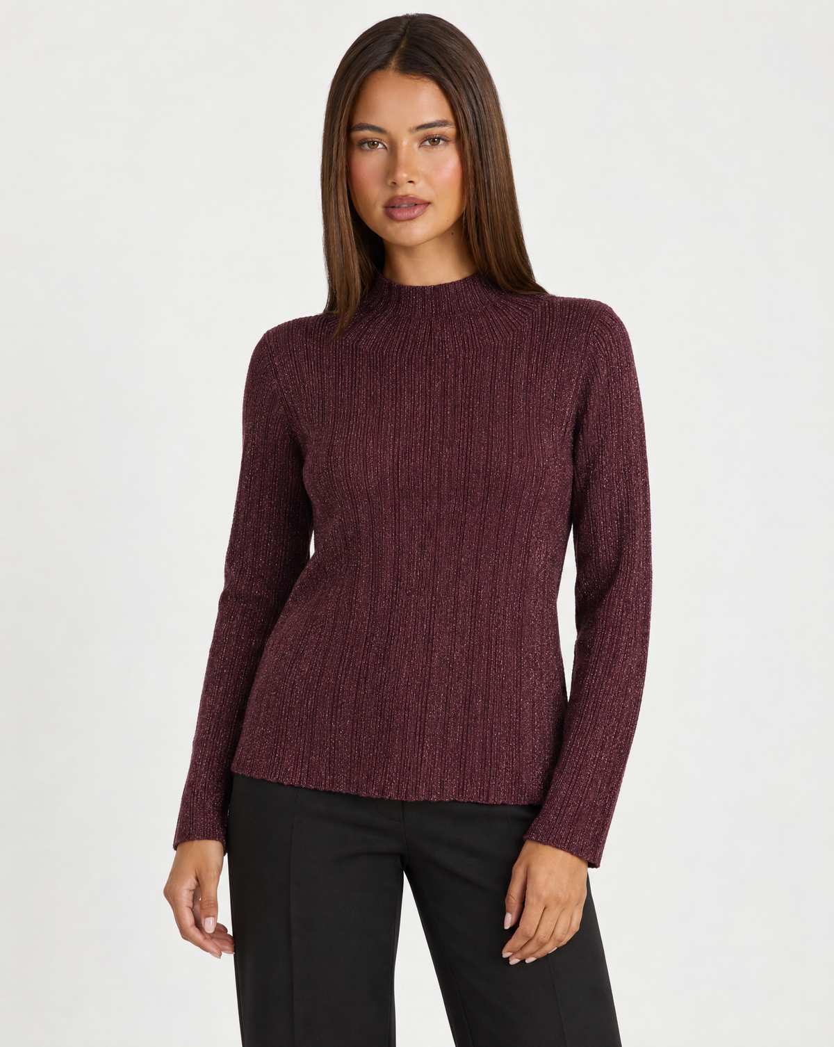 Maglia donna luminosa a coste bordeaux con collo a lupetto indossata da Polly 4 - vista frontale