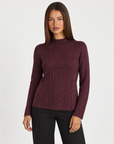 Maglia donna luminosa a coste bordeaux con collo a lupetto indossata da Polly 4 - vista frontale