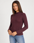 Maglia donna luminosa a coste bordeaux con collo a lupetto indossata da Polly 4 - dettaglio parte superiore