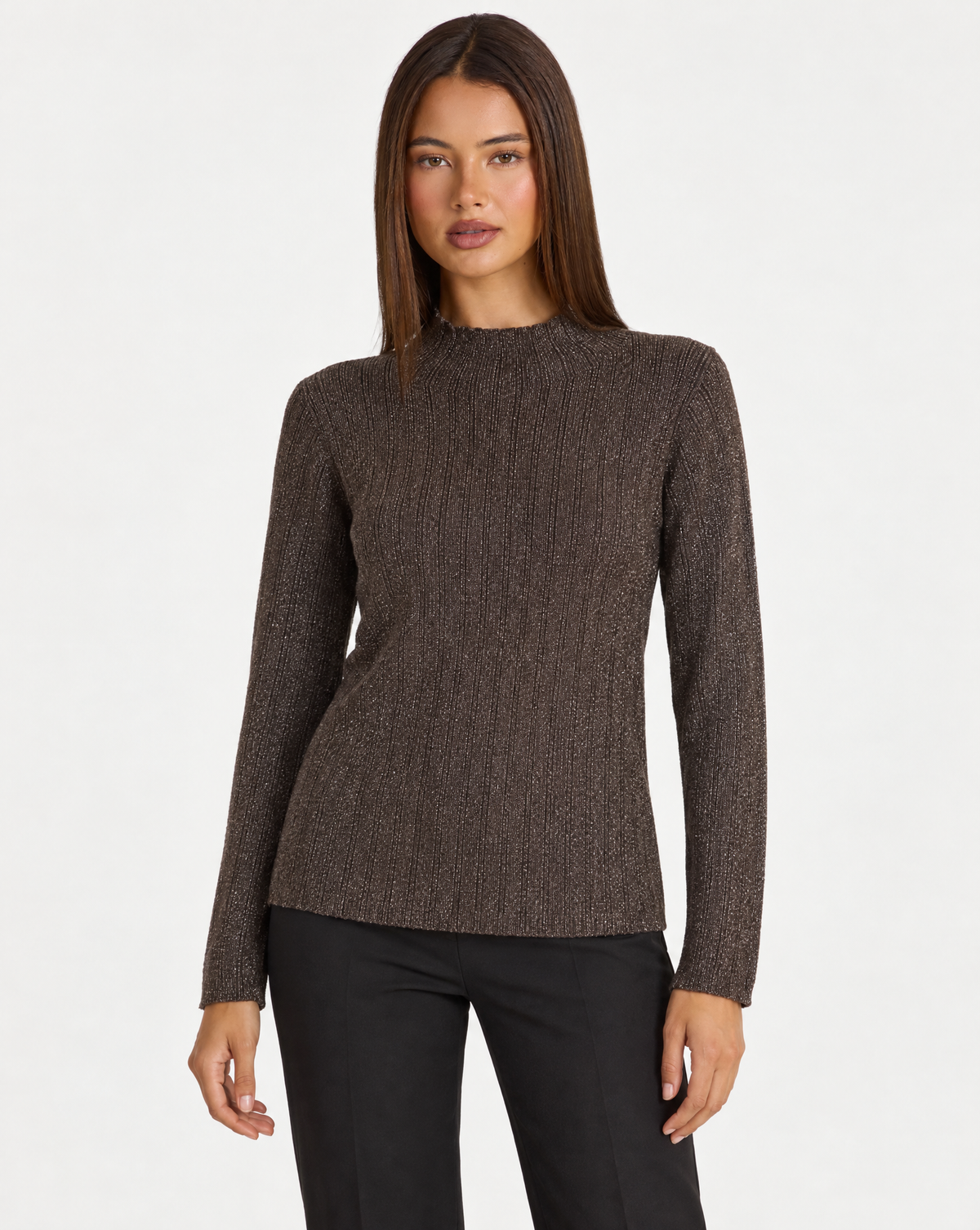 Maglia donna luminosa a coste marrone con collo a lupetto indossata da Polly 4 - vista frontale