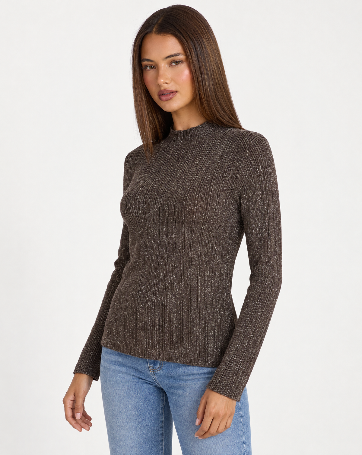 Maglia donna luminosa a coste marrone con collo a lupetto indossata da Polly 4 - dettaglio parte superiore