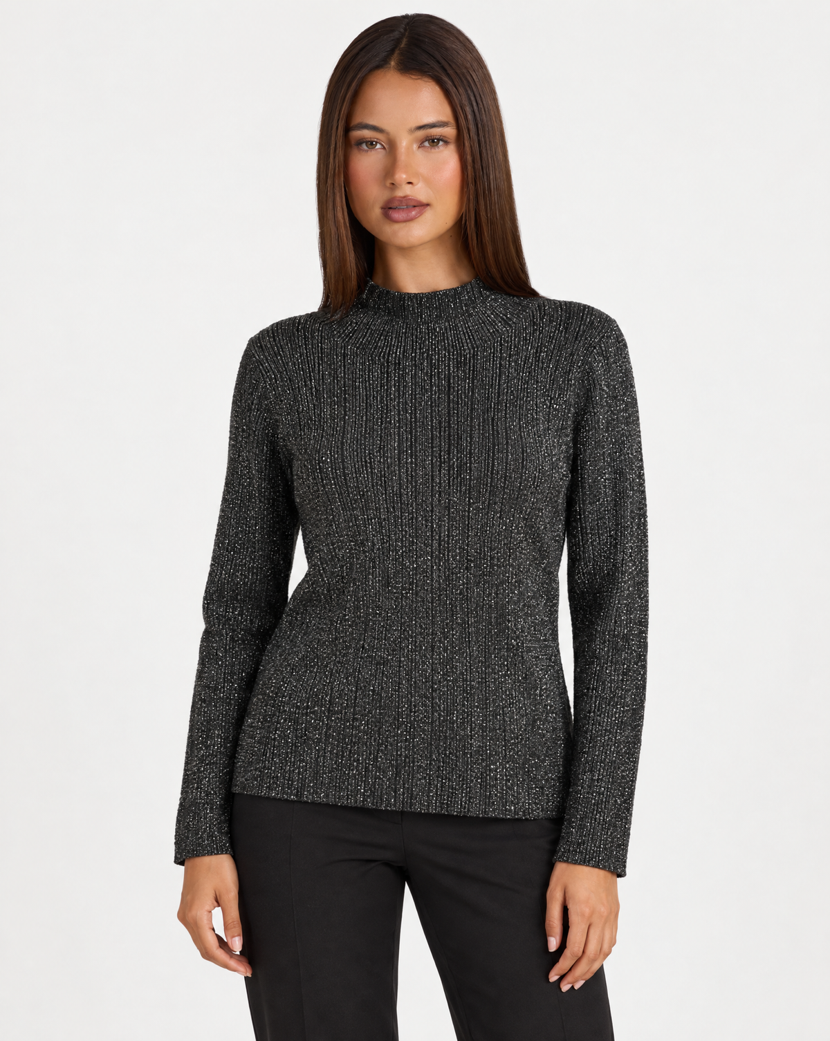Maglia donna luminosa a coste nero con collo a lupetto indossata da Polly 4 - vista frontale