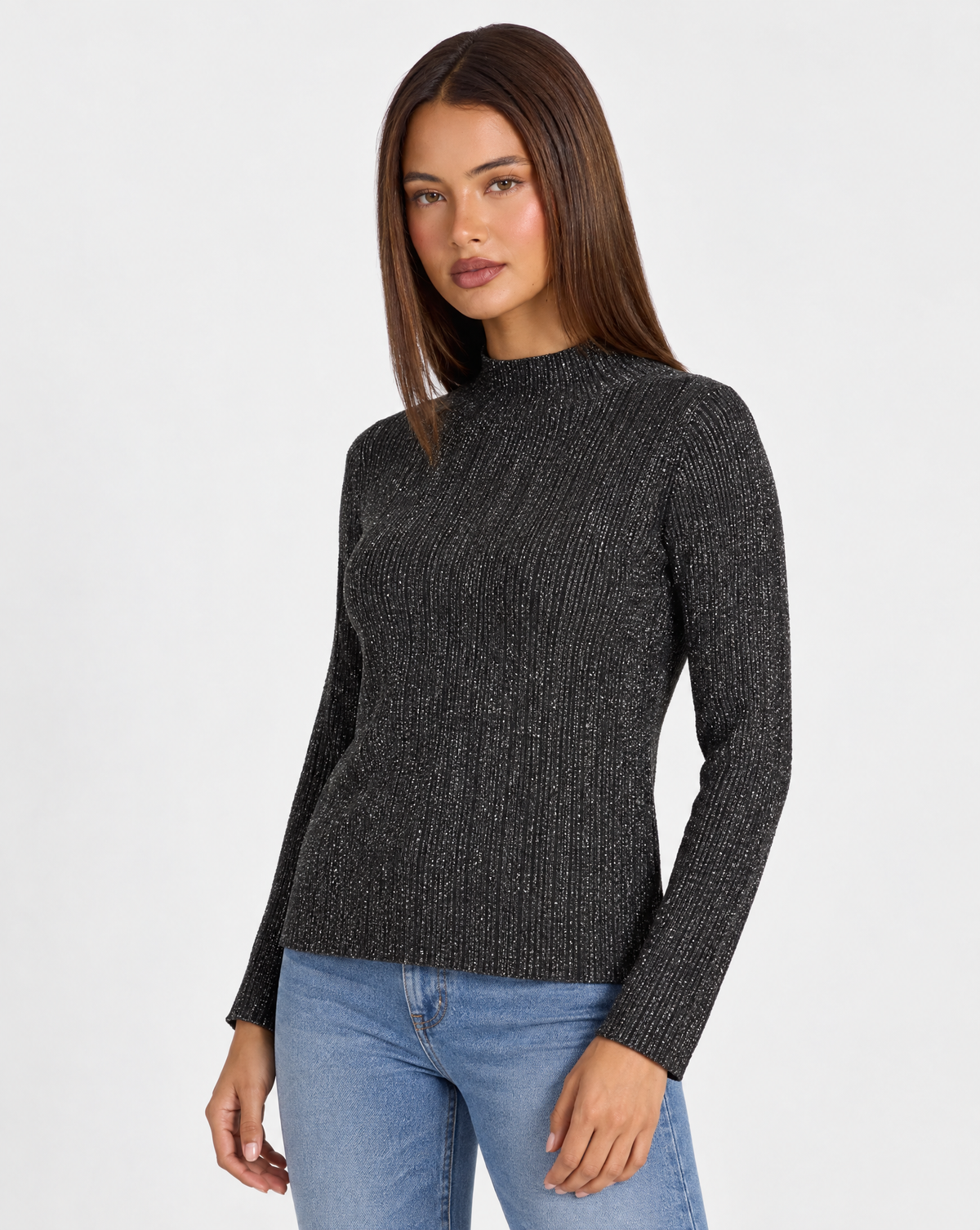 Maglia donna luminosa a coste nero con collo a lupetto indossata da Polly 4 - dettaglio parte superiore