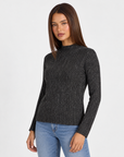 Maglia donna luminosa a coste nero con collo a lupetto indossata da Polly 4 - dettaglio parte superiore