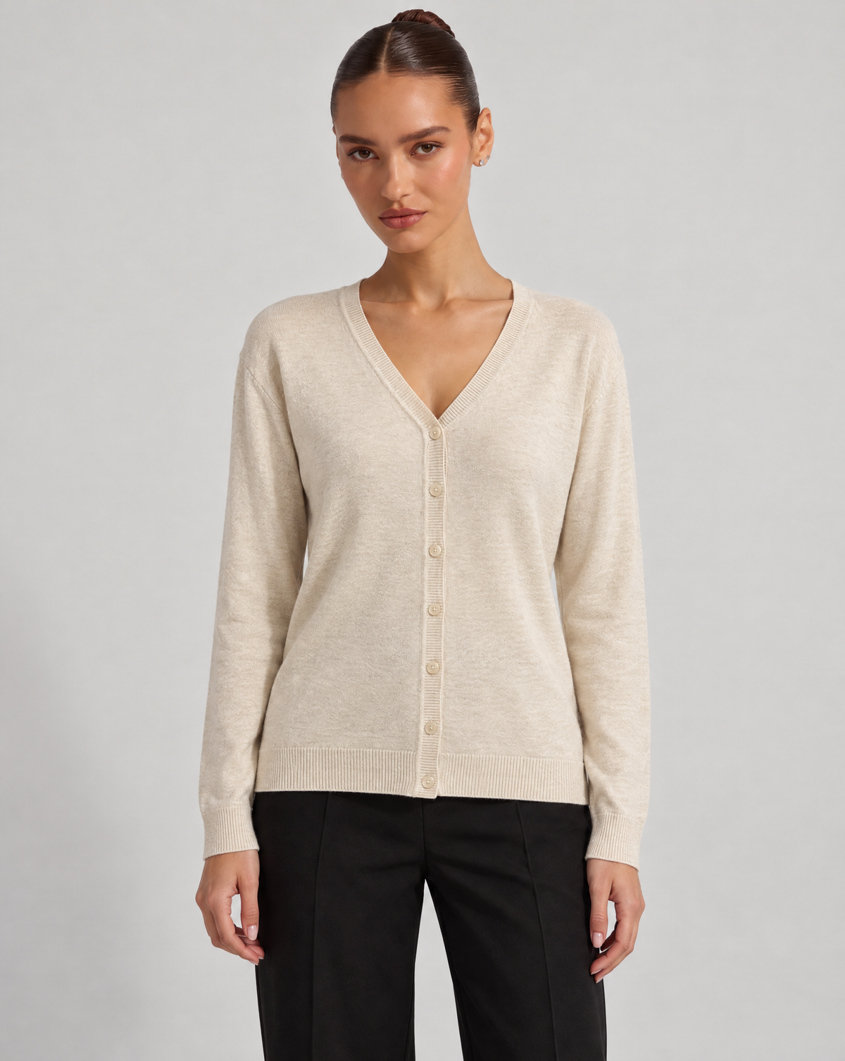 Maglia cardigan scollo a V beige indossata da Polly 6, vista frontale