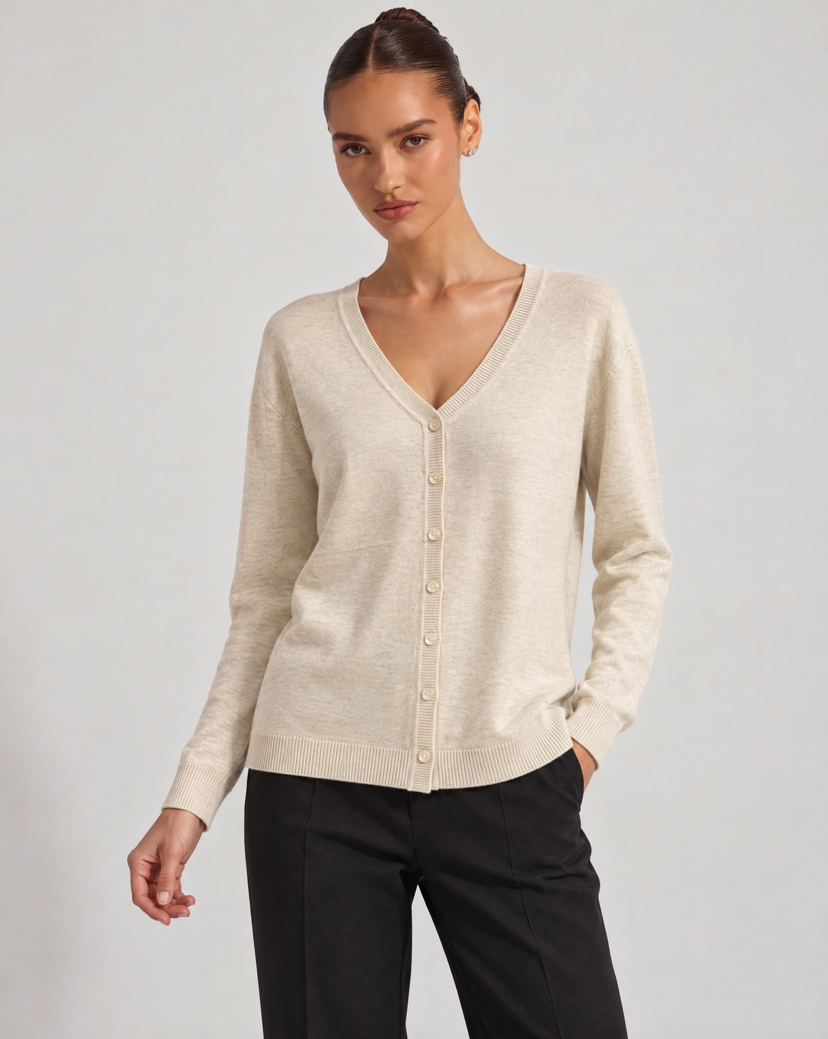 Maglia cardigan scollo a V beige indossata da Polly 6, vista a tre quarti