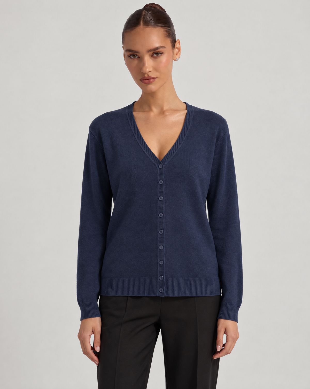 Maglia cardigan scollo a V blu indossata da Polly 6, vista frontale