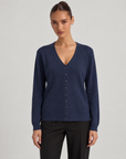 Maglia cardigan scollo a V blu indossata da Polly 6, vista frontale