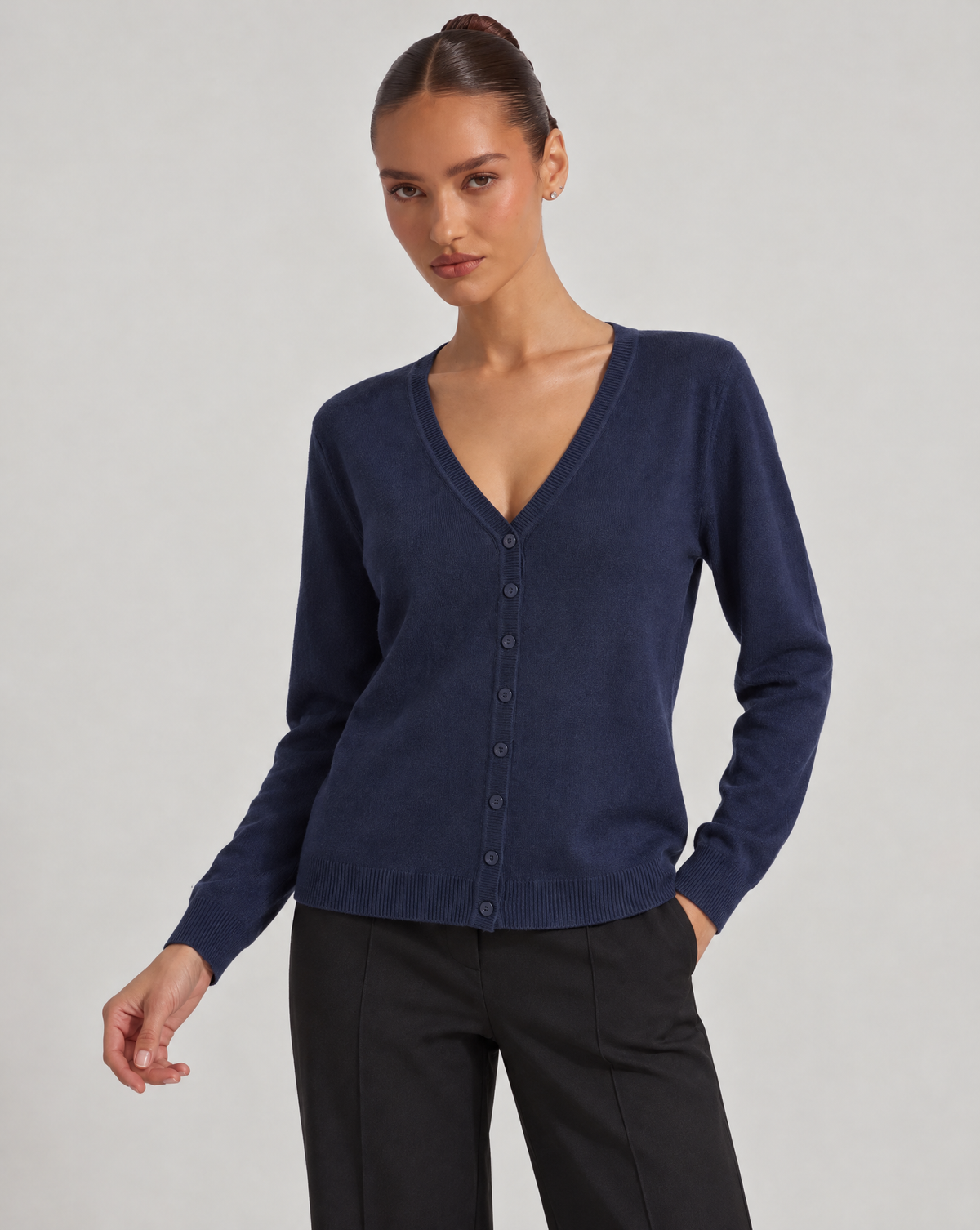 Maglia cardigan scollo a V blu indossata da Polly 6, vista a tre quarti